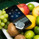 dieta bezglutenowa dla diabetyka, owoce, glukometr, hand prod,