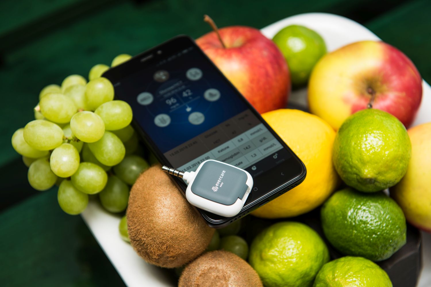 dieta bezglutenowa dla diabetyka, owoce, glukometr, hand prod,