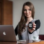 diabetyk na studiach - cukrzyca w wieku studenckim, dziewczyna, studentka, glukometr