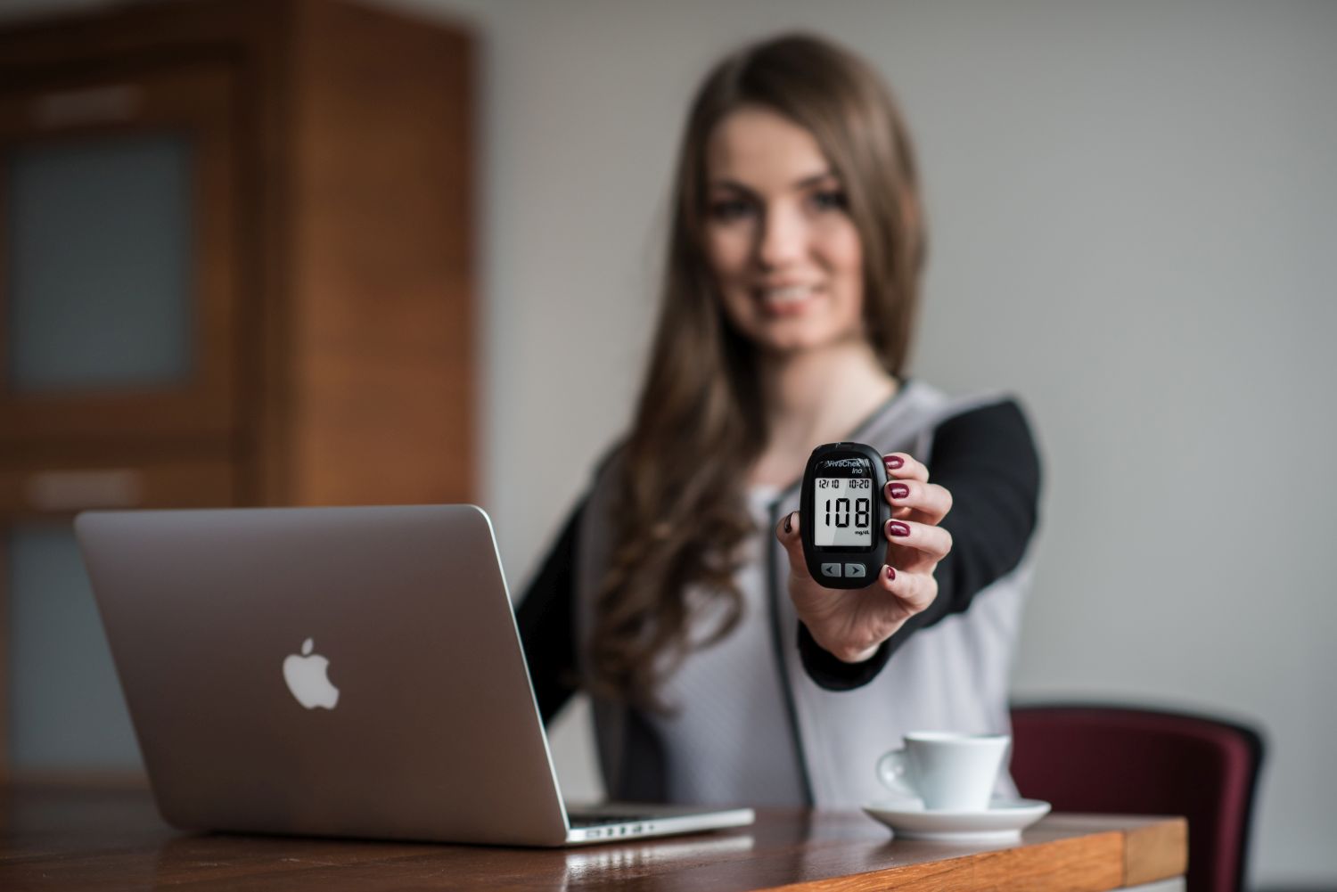 diabetyk na studiach - cukrzyca w wieku studenckim, dziewczyna, studentka, glukometr