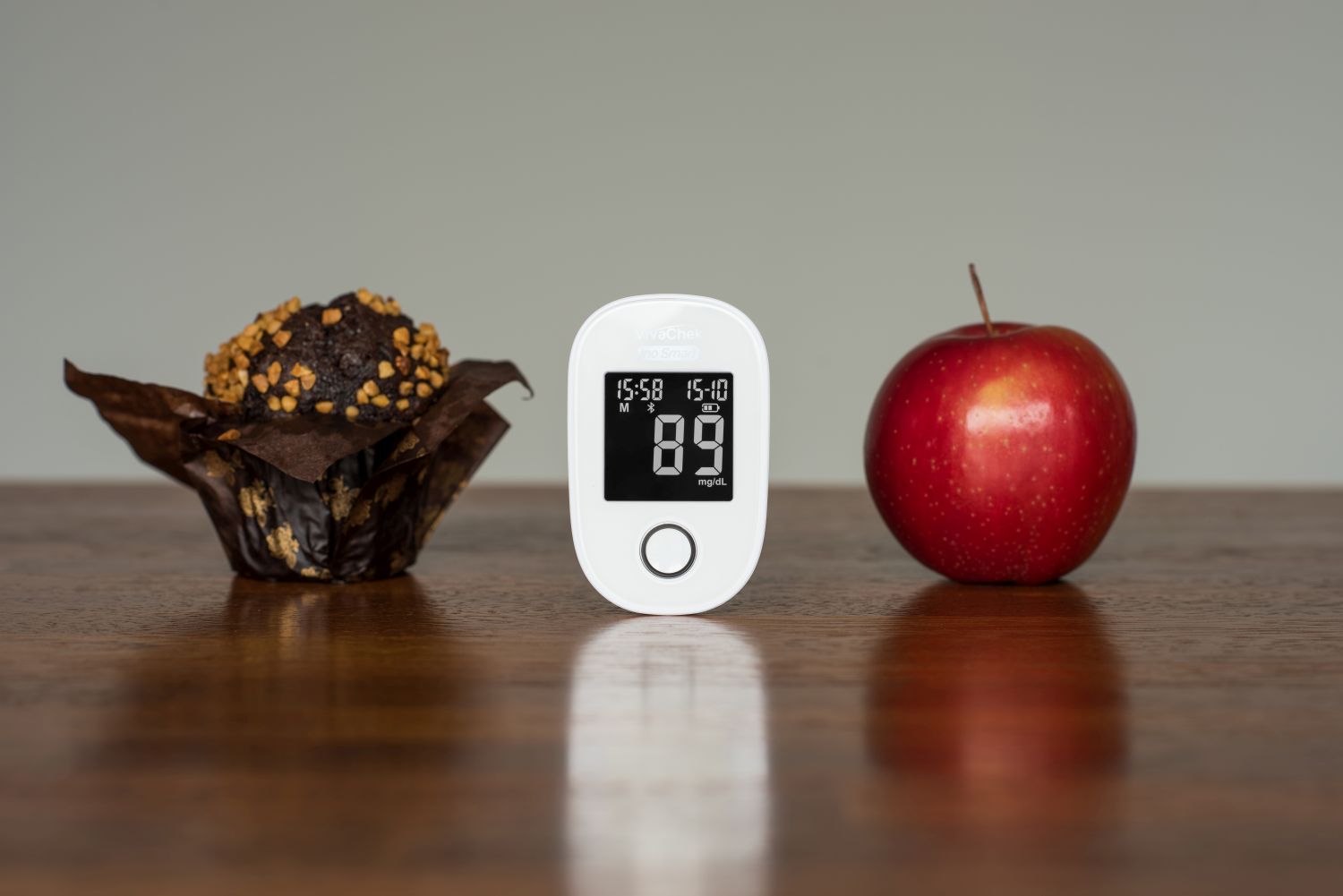 hipoglikemia reaktywna-na czym polega, ciastko, jabłko, glukometr