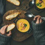 jesienne potrawy dla diabetyków, zupa, krewetka, sweter