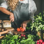 dieta wegetariańska i wegańska, kobieta krojąca pomidory