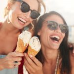 przyjemności spożywcze dla diabetyka w trakcie upalnych dni. dwie młode dziewczyny trzymające lody