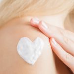 pielęgnacja skóry diabetyka, stopa cukrzycowa, kobieta smarująca ramię kremem