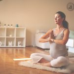 kobieta w ciąży ćwicząca na podłodze
