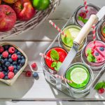 owoce i soki na stole